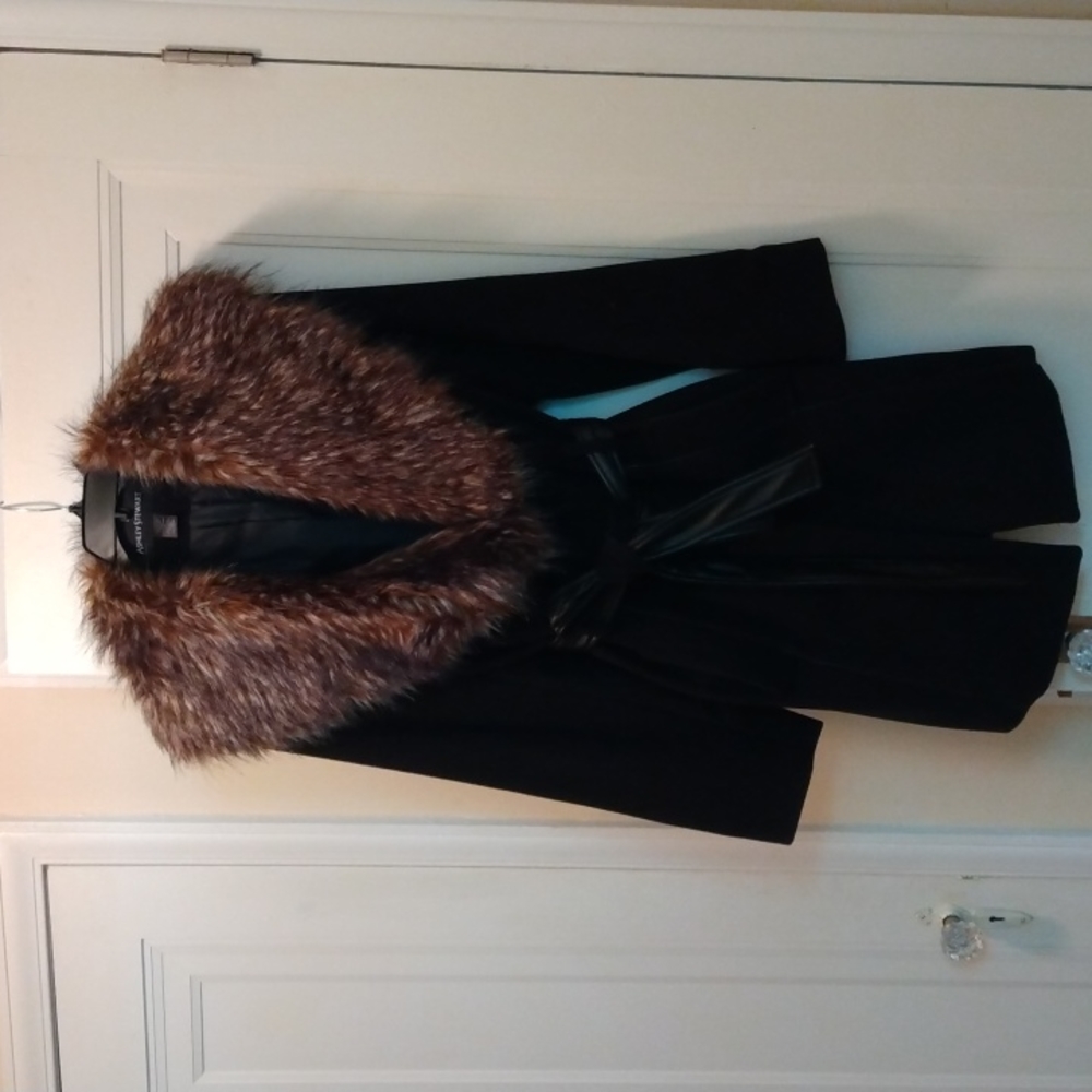 Black wool coat with fur & belt size 18/20 by Ashley Stewart 🖤.
